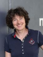 Eine Frau, die an einer Wand lehnt