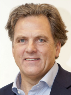 Ein Portrait von einem Man im Anzug